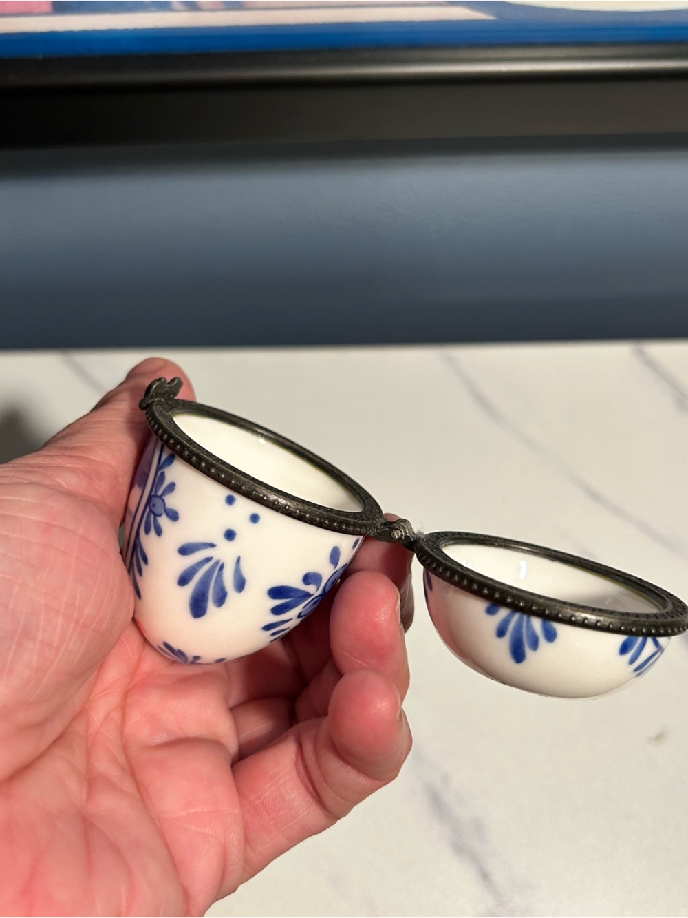 ⭐️ 5 for $25⭐️ Delft blue porcelain hinge trinket egg - Picture 3 of 11